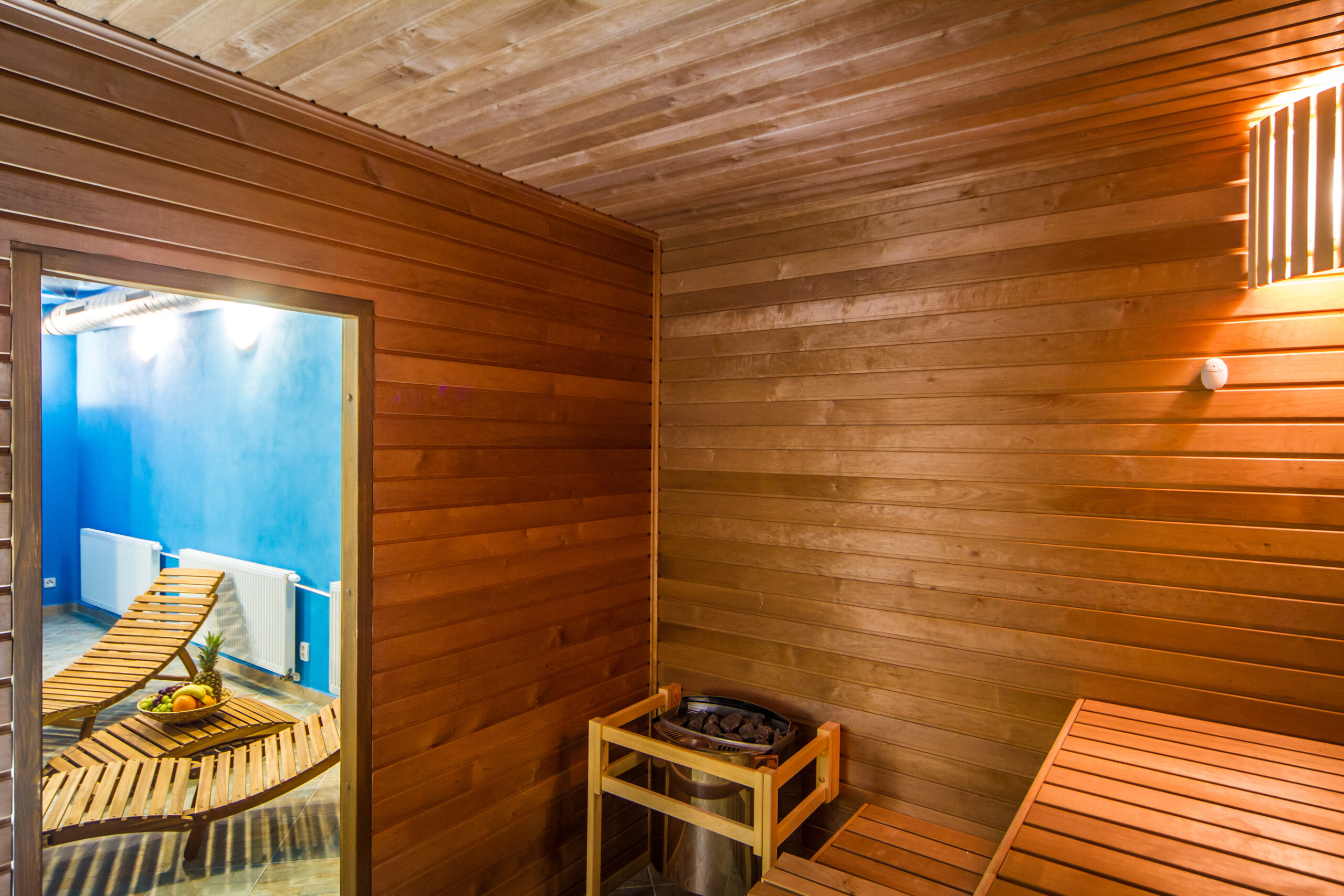 Spacious sauna with benches